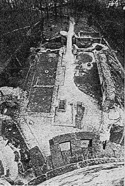 Photographie de l'esplanade prise du haut du donjon de Montlhry