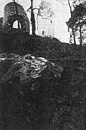 Photographie montrant le socle de grès sur lequel est bâti le château de Montlhéry