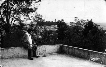 Paul Fort sur sa terrasse face à la tour de Montlhéry